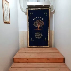 פרוכת לארון הקודש עיבדו את ה' בשמחה