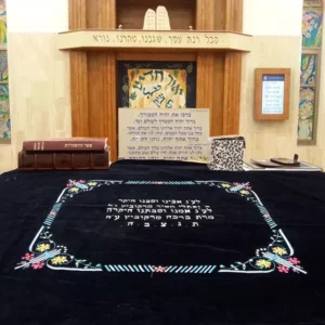 כיסוי בימה לבימת ספר תורה מבד קטיפה כחול