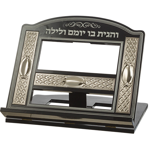 סטנדר מהודר מעץ מהגוני בצבע חום כהה עם פלטה מוכספת מעוטרת בגודל 33 על 38 ס"מ